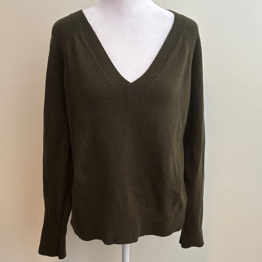 ⭐ 3 for $15 Old Navy Deep Green V-Neck Sweater